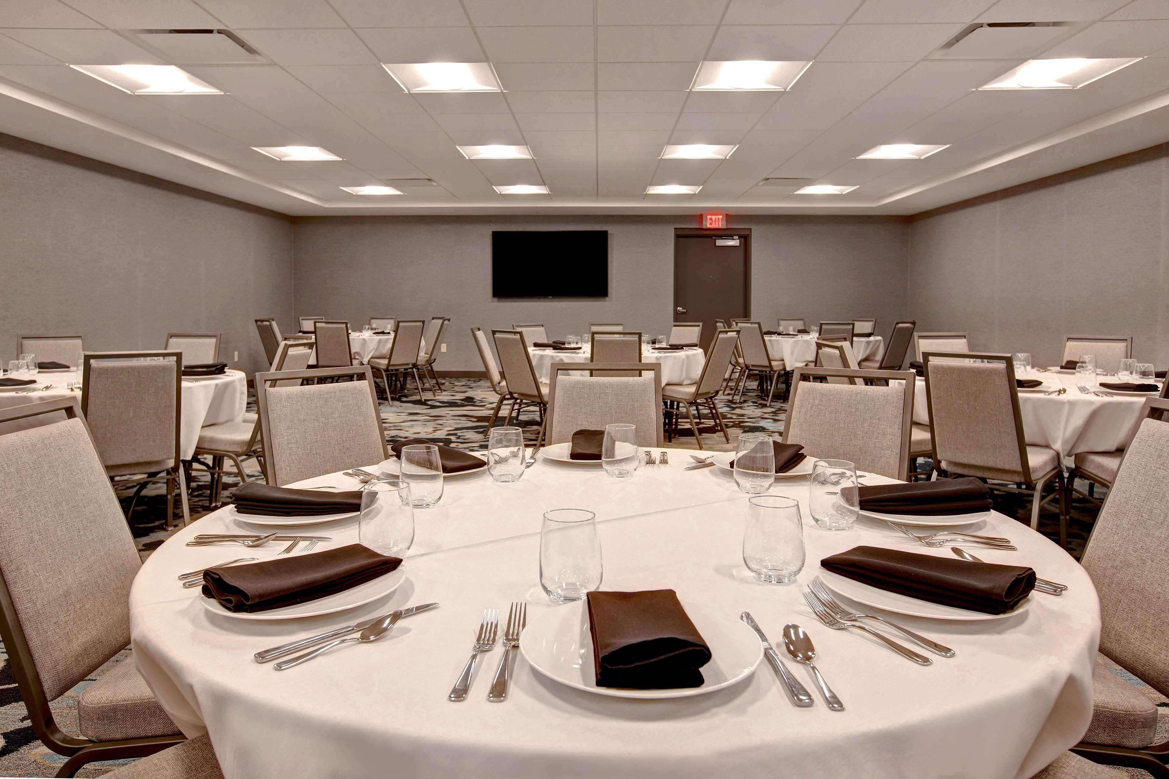 Embassy Suites By Hilton Rockford Riverfront Экстерьер фото