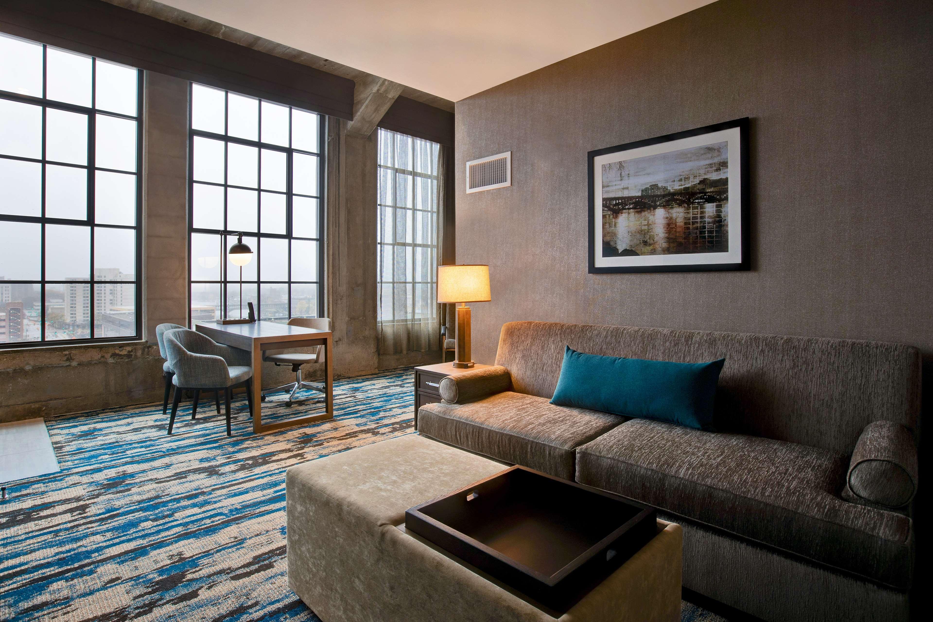 Embassy Suites By Hilton Rockford Riverfront Экстерьер фото