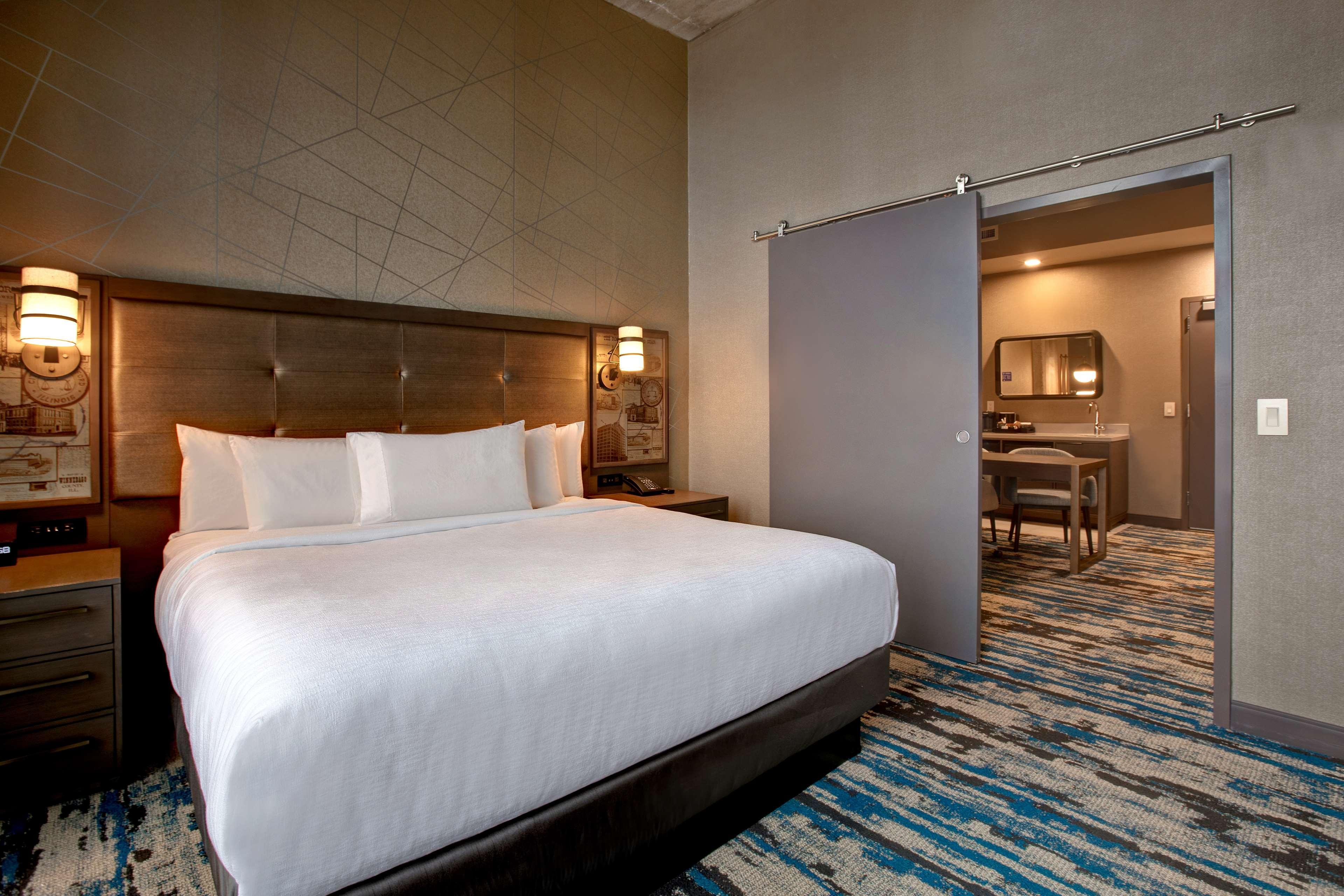 Embassy Suites By Hilton Rockford Riverfront Экстерьер фото