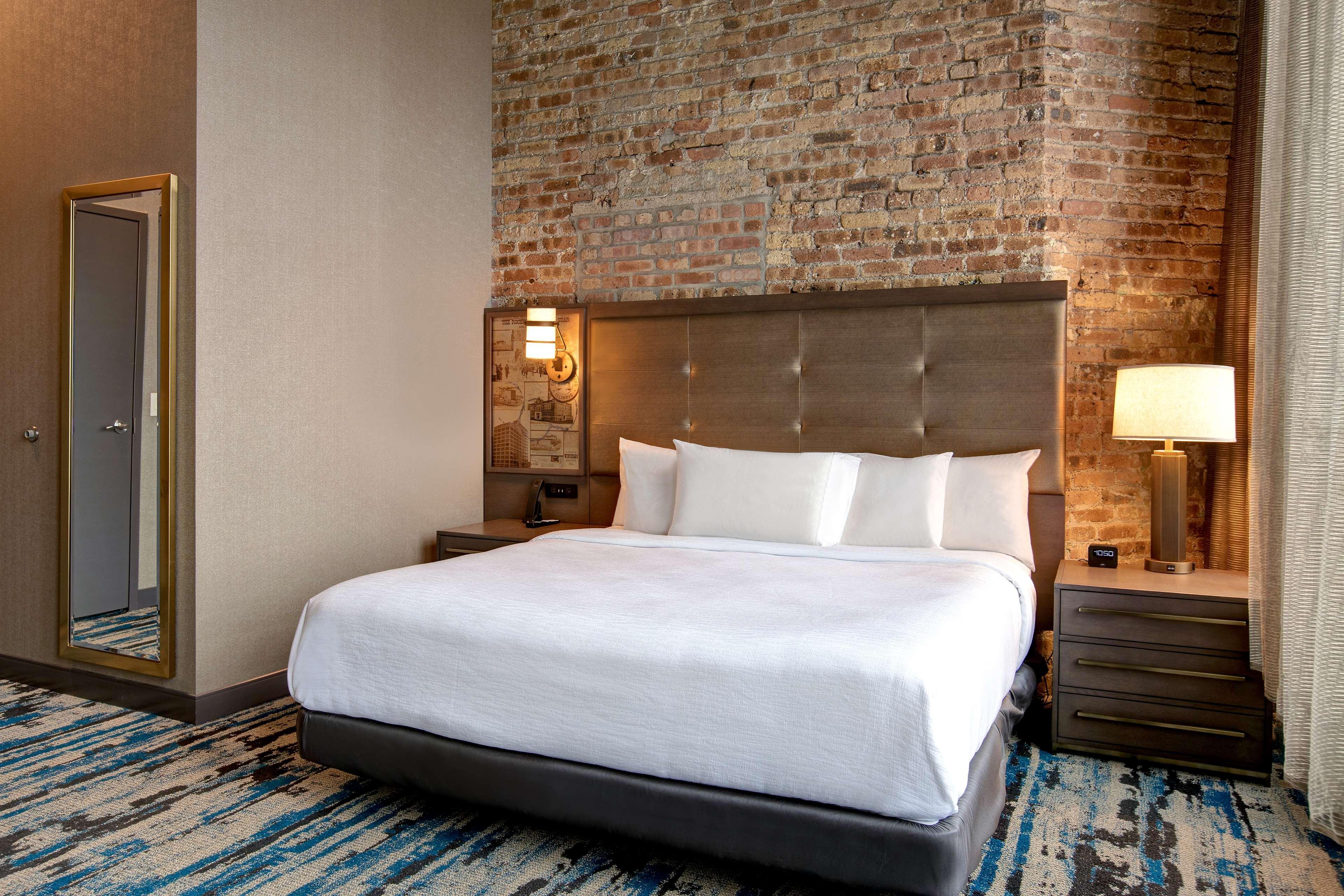 Embassy Suites By Hilton Rockford Riverfront Экстерьер фото