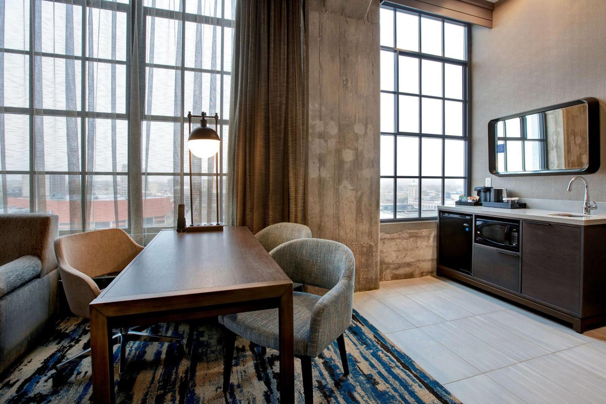 Embassy Suites By Hilton Rockford Riverfront Экстерьер фото