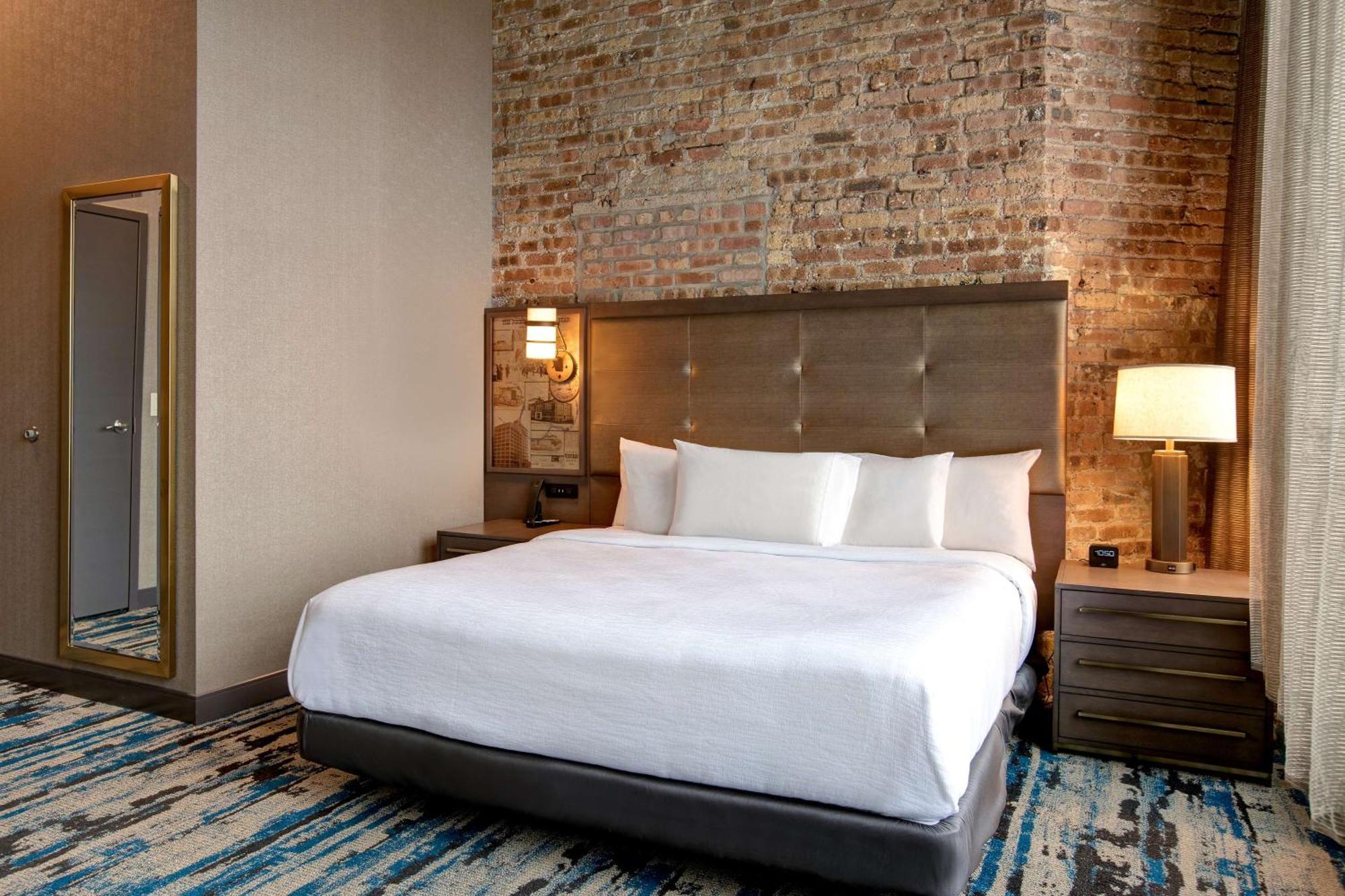 Embassy Suites By Hilton Rockford Riverfront Экстерьер фото
